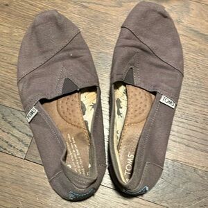 Toms slip on